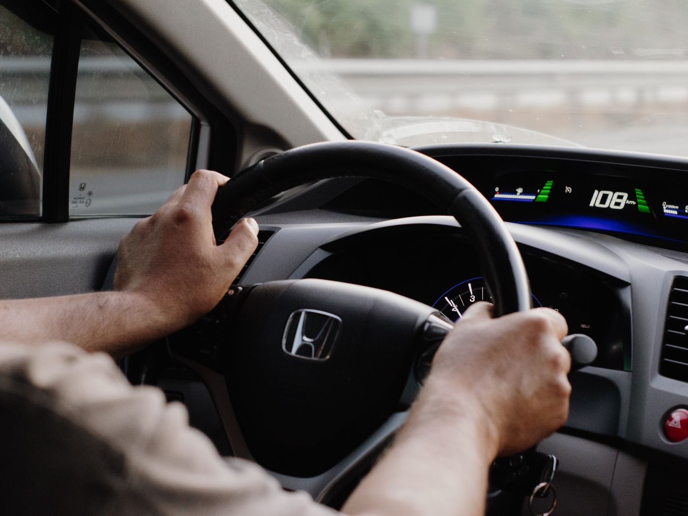 Aula de condução — mãos ao volante